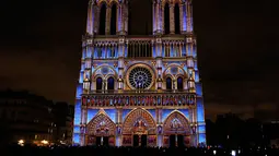 Keindahan Gereja Katedral Notre-Dame de Paris saat dihiasi cahaya, Prancis (11/11). Gereja Katedral Notre-Dame nampak indah dengan dihiasi aneka cahaya. (AFP Photo/Francois Guillot)