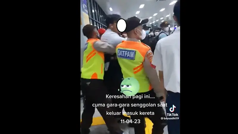 Seorang pria marah-marah di Manggarai dipegangi oleh keamanan stasiun.