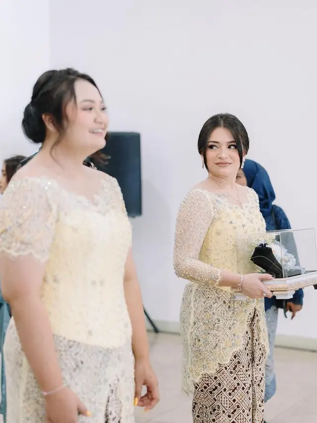 Nathalie Holscher saat pernikahan adiknya. [@nadyaholscher]