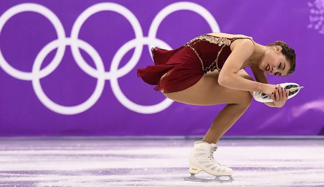 Aksi Alexia Paganini dari Swiss saat menari dalam kejuaraan figure skating wanita gaya bebas pada Olimpiade Musim Dingin Pyeongchang 2018 di Gangneung Ice Arena di Gangneung (23/2). (AP Photo/Morry Gash)