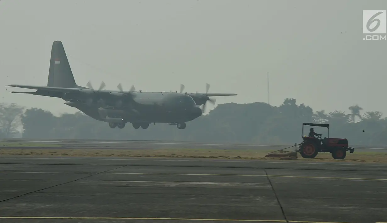 Pesawat Hercules yang mengangkut Pasukan Pendaki Serbu saat lepas landas di Lanud Halim Perdanakusuma, Jakarta, Senin (30/7). (Merdeka.com/Iqbal S. Nugroho)