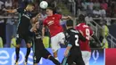 Gelandang Real Madrid, Casemiro, duel udara dengan gelandang Manchester United, Nemanja Matic,  pada laga Piala Super Eropa di Stadion Philip II, Skopje, Selasa (8/8/2017). Real Madrid menang 2-1 atas Manchester United. (AP/Boris Grdanoski)
