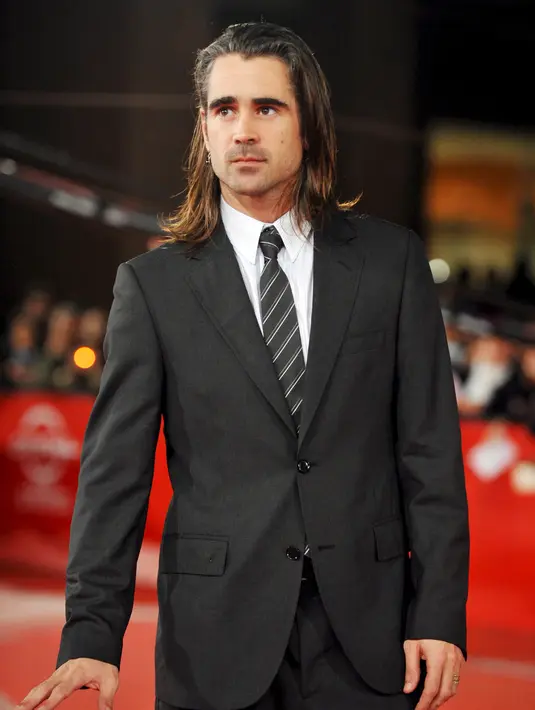 Siapa bilang rambut gondrong itu seram? Bahkan Colin Farrell pun terlihat sangat manis dengan rambutnya yang jatuh sampai ke bahunya. Aktor ‘Miami Vice’ ini tetap tampak gagah dengan jas hitamnya. (Bintang/EPA)