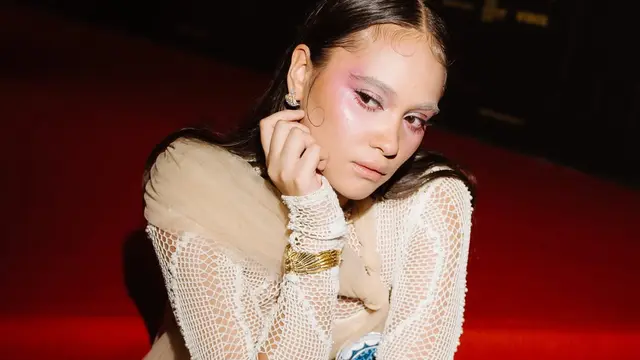 Aurora Ribero Curi Atensi di FFI 2025 Lewat Tren Bleached Brows yang Bikin Look-nya Makin Futuristik