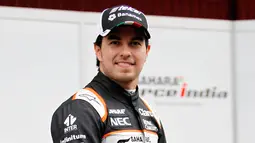 Sergio Perez, dari tim Force India berapa pada urutan ketiga tercepat dengan ctatan waktu 1m 23.650s pada hari ke-2 sesi tes pramusim di Sirkuit Catalunya, Barcelona, Selasa (23/2/2016) malam WIB. (EPA/Alejandro Garcia)