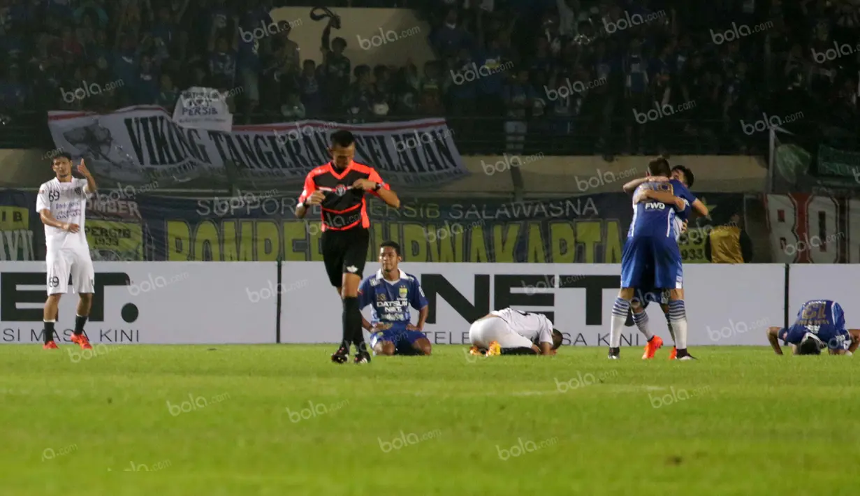 Para pemain Persib Bandung merayakan kemangan 1-0 atas Bali United pada laga semifinal Torabika Bhayangkara Cup 2016 di Stadion Si Jalak Harupat, Bandung, Rabu (30/3/2016). (Bola.com/NIcklas Hanoatubun)