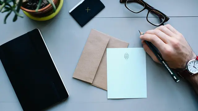 Ilustrasi menulis surat.