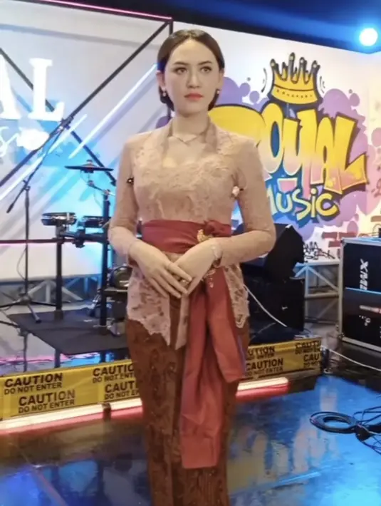 Kebaya tersebut dipadukan kain batik lilit warna coklat yang dibuat sebagai bawahannya.[@happy_asmara77]