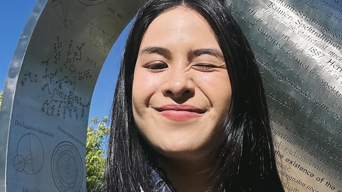 Gaya Maudy Ayunda Pakai Kebaya Rp 800 Ribuan di World Economic Forum