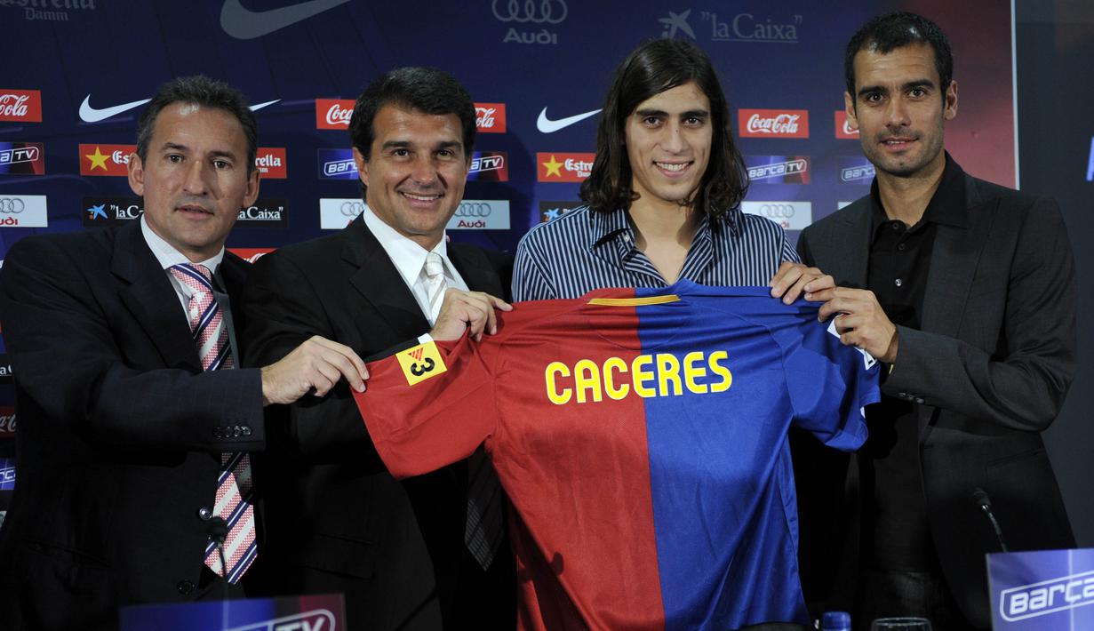 6. Martin Caceres - Tampil cemerlang bersama Juventus membuat Barcelona datangkan pemain Uruguay tersebut bermahar £12.38 Juta. Cedera membuat bek kiri tersebut gagal memenuhi ekspektasi dan dipinjamkan ke Sevilla. (AFP/Lluis Gene)