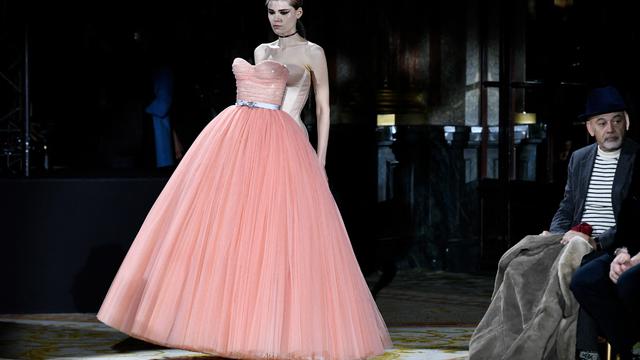 Koleksi Gaun Terbolak-balik di Paris Haute Couture Week 2023, Bikin Warganet Gagal Paham