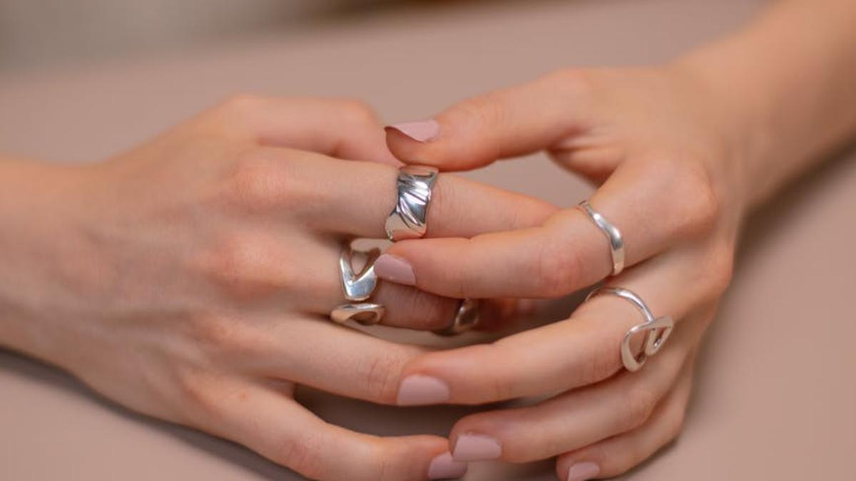 Jari Lebih Jenjang: Rekomendasi Model Cincin untuk Jari yang Pendek