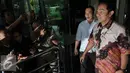 Wali Kota Semarang, Hendra Prihadi berjalan keluar usai menjalani pemeriksaan oleh KPK, Jakarta, Selasa, (16/2). Hendra diperiksa sebagai saksi untuk tersangka anggota Komisi V DPR Damayanti Wisnu Putranti. (Liputan6.com/Helmi Afandi)