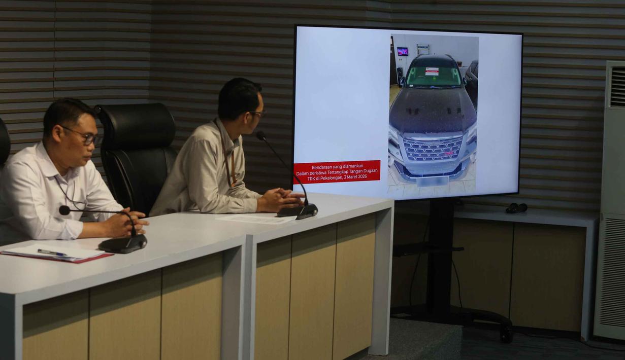 Dalam kasus ini, KPK menyebut anak dan suami Fadia mendirikan perusahaan bernama PT Raja Nusantara Berjaya (RNB). Tampak dalam foto, layar monitor menunjukkan kendaraan yang disita dalam Operasi Tangkap Tangan (OTT) terhadap Bupati Pekalongan, Fadia Arafiq, di gedung Merah Putih Komisi Pemberantasan Korupsi (KPK), Jakarta, Rabu (4/3/2026). (Foto: Istimewa)