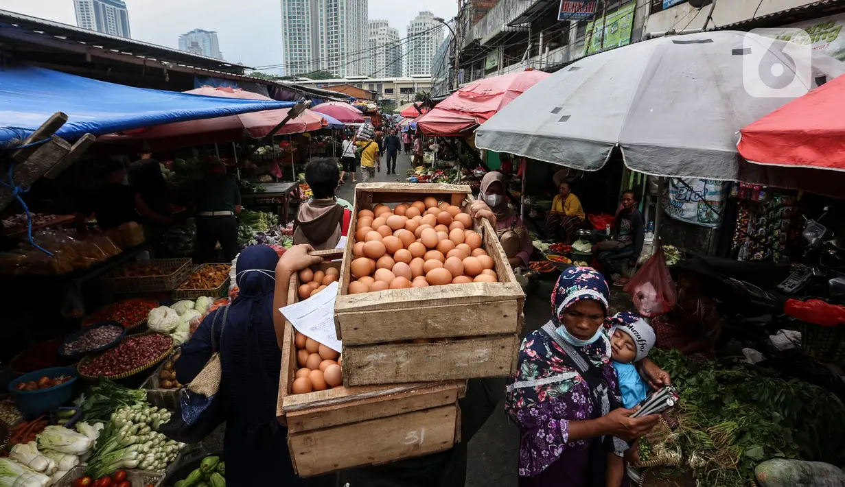 Seseorang memanggul tumpukan peti yang berisi telur di Pasar Tradisional Kebayoran, Jakarta Selatan, Senin, (5/9/2022). Harga sembako berpotensi naik lantaran biaya logistik semakin mahal menyusul kenaikan harga bahan bakar minyak (BBM) yang secara resmi diumumkan beberapa waktu lalu. (Liputan6.com/Johan Tallo)