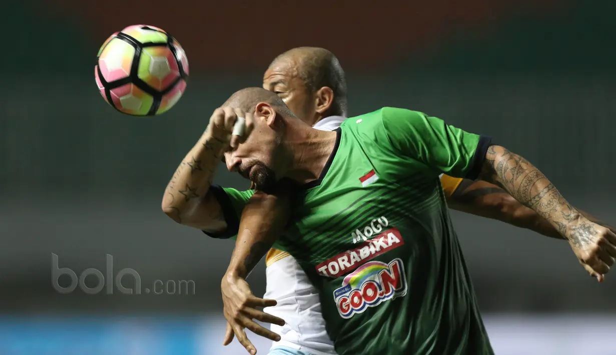 Duel pemain Persela Lamongan, Ivan Carlos (belakang) dan pemain PS TNI, Talin Facundo pada Liga 1 2017 di Stadion Pakansari, Bogor, Sabtu (27/5/2017). PS TNI menang 3-2. (Bola.com/Nicklas Hanoatubun)