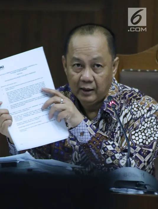 Terdakwa dugaan korupsi penerbitan SKL BLBI, Syafruddin Arsyad Temenggungmenunjukkan berkas pada sidang lanjutan di Pengadilan Tipikor, Jakarta, Senin (6/8). Sidang mendengar keterangan dua saksi ahli. (Liputan6.com/Helmi Fithriansyah)