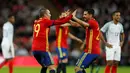 Pemain Spanyol, Iago Aspas (kiri), merayakan golnya ke gawang Inggris dalam laga persahabatan di Stadion Wembley, Selasa (15/11/2016). (Action Images via Reuters/Carl Recine)