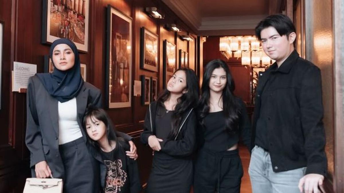 Badas Bak Poster Film, Potret Olla Ramlan dan Anak-Anaknya Berbalut Outfit Hitam Memikat