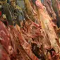 Pedagang daging sapi di pasar daging tradisional Palmerah, Jakarta, Senin (4/7). H-2 Idul Fitri 1437 H, harga kebutuhan daging sapi meroket dari Rp 130.000 menjadi 150.000 per kilogram. (Liputan6.com/Helmi Afandi)