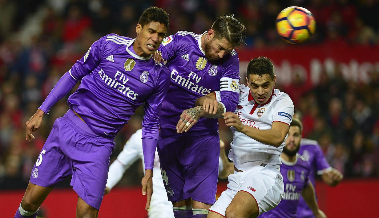 Proses terjadinya gol bunuh diri yang dilakukan oleh bek Real Madrid, Sergio Ramos, saat melawan Sevilla. Kedua gol Sevilla tercipta dalam 10 menit terakhir melalui bunuh diri Ramos dan gol debut Stevan Jovetic. (AFP/Cristina Quicler)