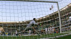 Pemain Verona, Luca Siligardi mencetak gol indah lewat tendangan bebas ke gawang AC Milan pada lanjutan Liga Italia Seire A pekan ke-35 di Stadio Marc'Antonio Bentegodi, Senin (25/4/2016) malam WIB. (EPA/Filipo Venezia)