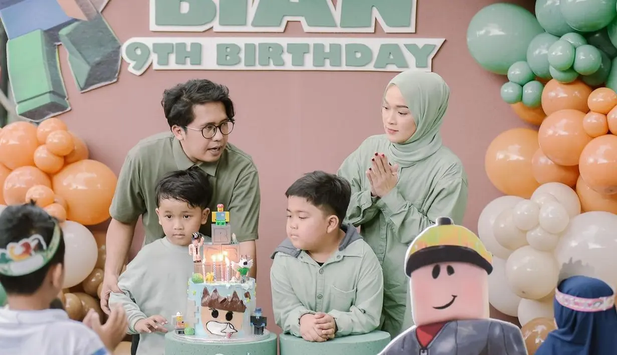 Setelah bercerai, Ririe Fairus dan Ayus Sabyan kembali tampil bersama. Kali ini kebersamaan mereka terlihat di acara ulang tahun buah hati, Bian yang ke-9. Berikut potretnya: [instagram/ririe_fairus]
