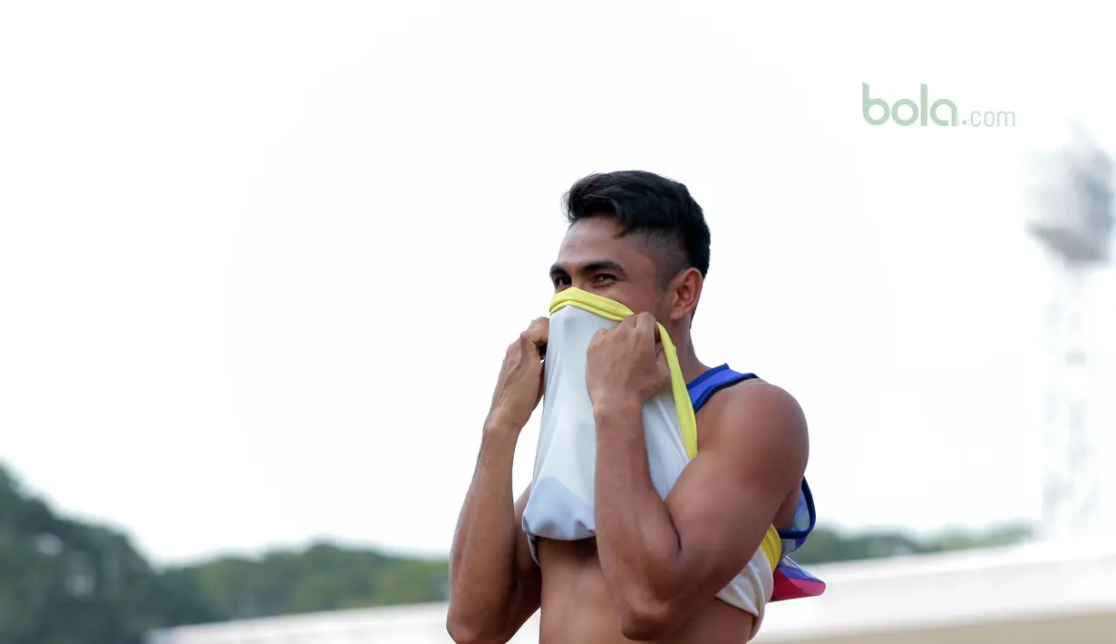 Atlet NTB, Adrian menutup wajah usai didiskualifikasi pada nomor 400 meter putra senior kejuaraan Nasional Atletik 2018 di Stadion Madya (8/5/2018). Kejurnas Atletik berlangsung dari tanggal 8-12 Mei 2018. (Bola.com/Nick Hanoatubun)