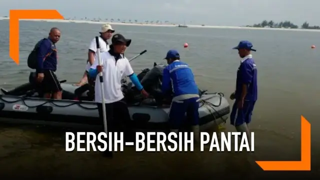 VIDEO: TNI AL Bersih-Bersih Pantai Ancol
