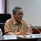 Dirut Bulog Djarot Kusumayakti menyampaikan pendapatnya didampingi Sesper Forum Bulog Djoni Nur Ashari pada rapat dengar pendapat dengan TIM 10 DPD RI terkait kasus Irman Gusman, di Kompleks Parlemen, Jakarta, Selasa (4/10). (Liputan6.com/Johan Tallo)