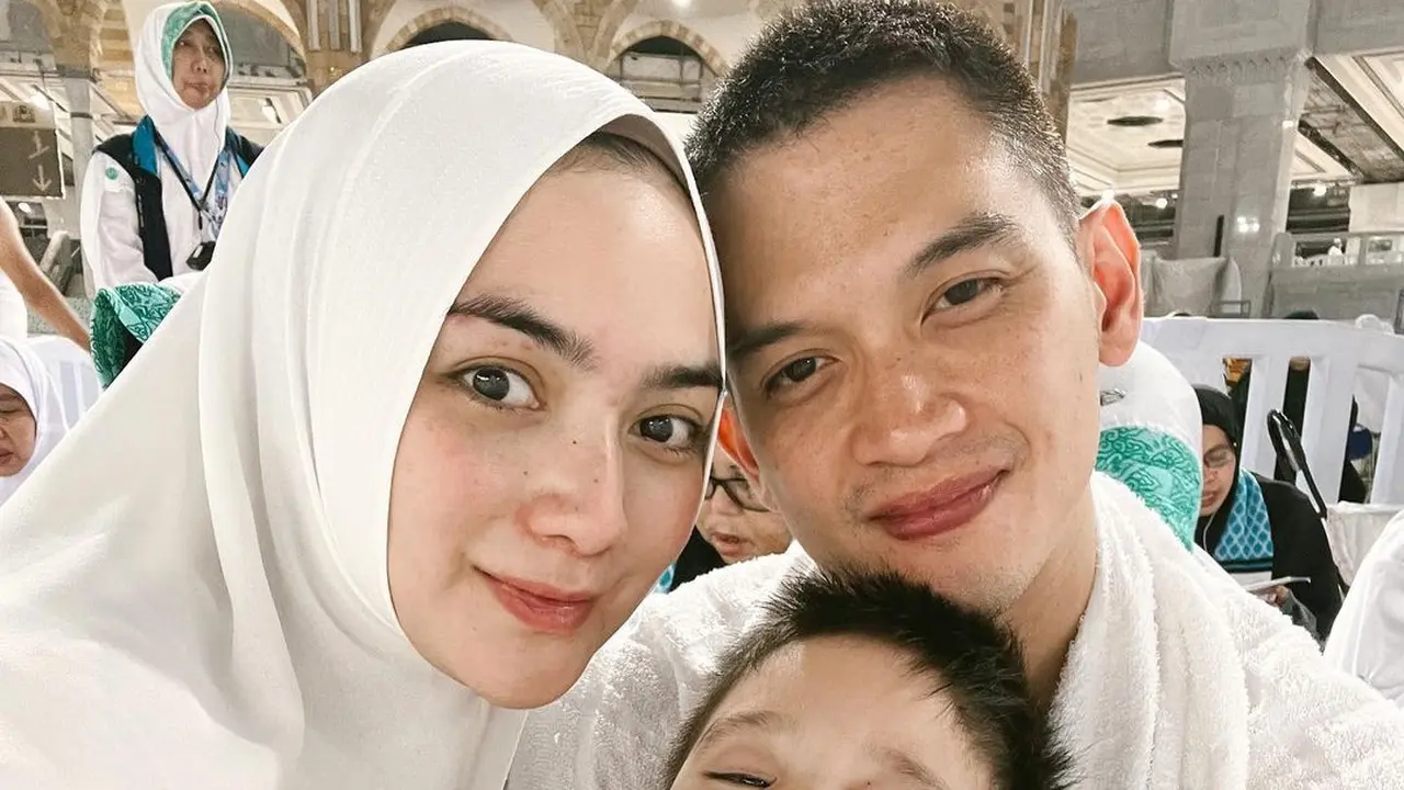 Citra Kirana dan Rezky Aditya Umrah Bareng Keene Atharrazaka Adhitya (Foto: Instagramthereal_rezkyadhitya)