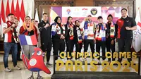 Kontingen angkat besi dan panjat tebing Indonesia di Olimpiade 2024 Paris tiba di Tanah Air, Selasa (13/8/2024) malam WIB. (Bola.com/Abdul Aziz)