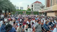 Pimpinan Pusat (PP) Muhammadiyah menggelar Salat Idul Adha 1444 Hijriah di halaman Kantor PP Muhammadiyah, Menteng, Jakarta Pusat, Rabu (28/6/2023). (Liputan6.com/Winda Nelfira)