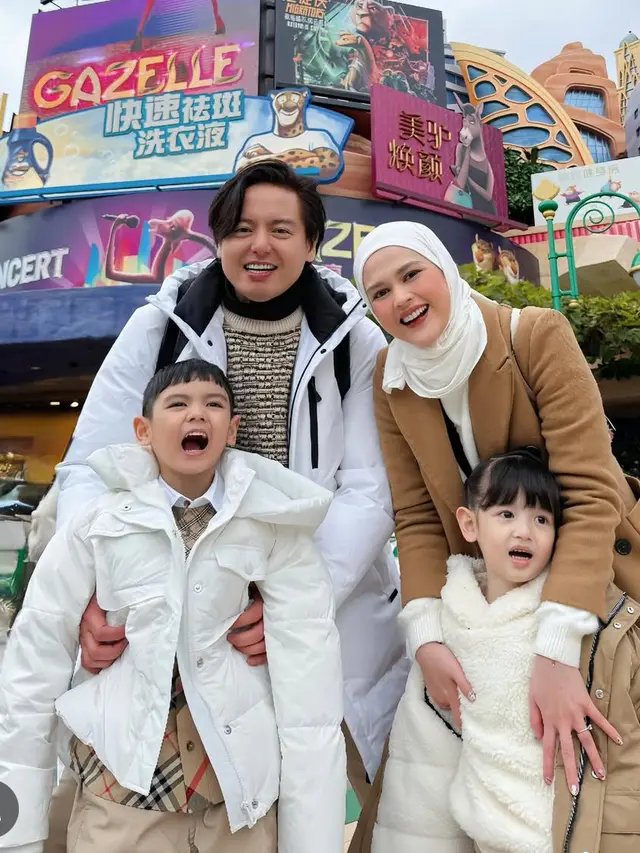Cut Meyriska liburan ke Disneyland bersama keluarga. [@cutratumeyriska]
