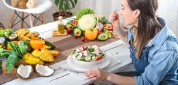 Menjalani diet sering kali membuat seseorang merasa harus selalu membatasi diri. Padahal, makan tetap perlu terasa menyenangkan agar pola makan sehat bisa bertahan lama. (foto/dok: freepik/pvproductions)