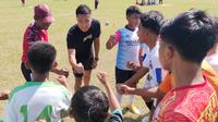 Pemain Persik Kediri bersama Yayasan AFG menggelar coaching clinic dan donasi 100 bola untuk SSB di Kediri. (Bola.com/Gatot Susetyo)
