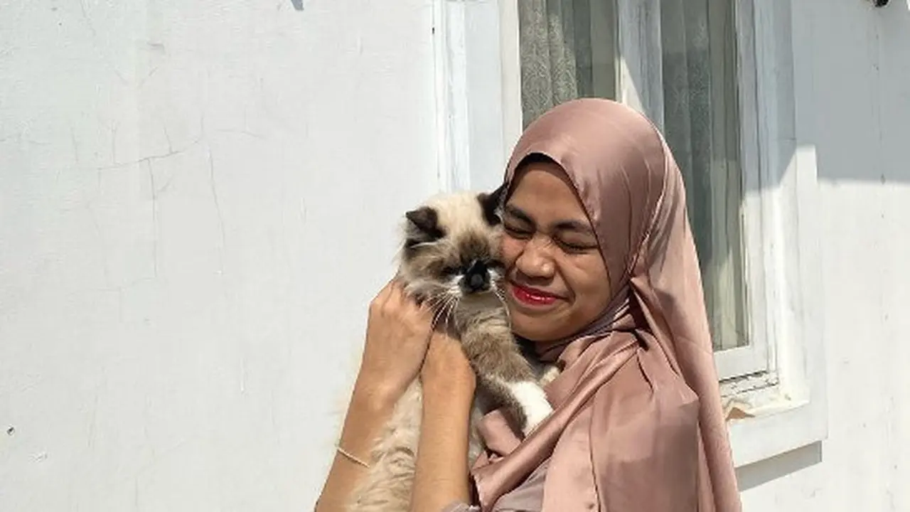Potret Ayla Azuhro bersama kucing (Sumber: Instagram/ayla.aazz)
