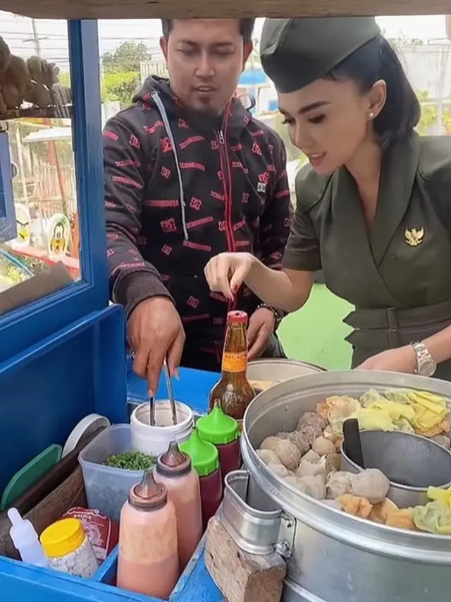 Yuni Shara nikmati bakso Arema (Instagram/yunishara36)