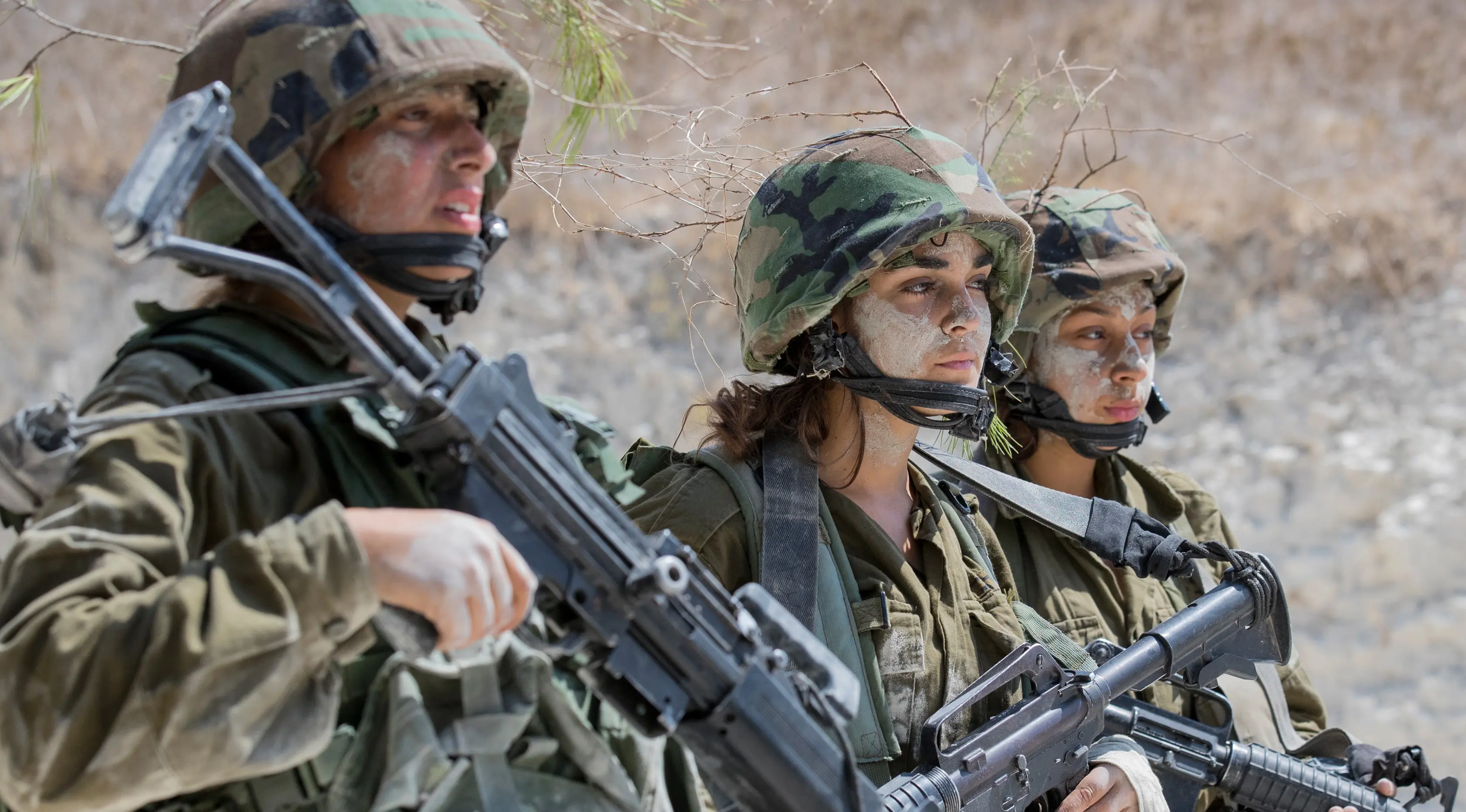 Tentara wanita Israel dari Batalion Bardalas saat menjalani latihan di sebuah kamp militer di dekat Yoqne'am Illit, Israel Utara, (13/9). Batalion Bardales diperkuat oleh tentara pria dan wanita. (AFP Photo/Jack Guez)