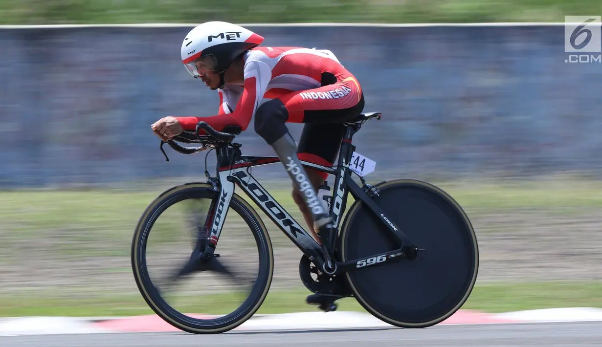 Atlet ParaCycling, M Fadli Immamuddin saat laga di nomor Individual Time Trial C4 Asian Para Games 2018 di Sirkuit Sentul Bogor, Senin (8/10). M Fadli mencatat waktu 28 menit 21,835 detik dan memastikan meraih perak. (Liputan6.com/Helmi Fithriansyah)