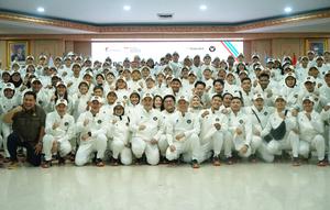 Para atlet nasional berfoto bersama dengan Menteri Pemuda dan Olahraga Republik Indonesia, Erick Thohir (tengah bawah) setelah menerima pembekalan menjelang SEA Games Thailand 2025 di gedung Kemenpora. (Bola.com/Grab)