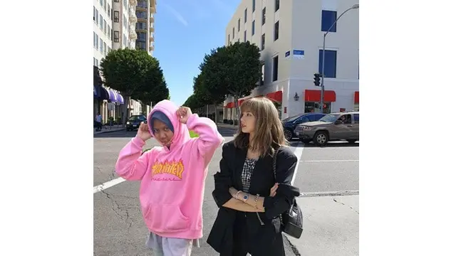 5 Foto Editan Lisa Blackpink Traveling Bareng Fans, Bikin Tepuk Jidat