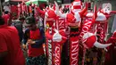 Pedagang menjual atribut timnas Indonesia jelang pertandingan AFF 2022 antara Indonesia melawan Thailand di Stadion Gelora Bung Karno, Jakarta, Kamis (29/12/2022). Atribut timnas Indonesia seperti kaos, syal, dan topi dijual dengan kisaran harga Rp35.000 hingga Rp75.000. (Liputan6.com/Faizal Fanani)