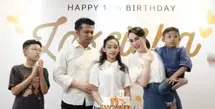 Arumi Bachsin merayakan ulang tahun putrinya, Lakeisha ke-11 dengan pesta sederhana. Putrinya yang akrab disapa Keisha terlihat mendapat kue ulang tahun warna putih lengkap dengan lilinnya. [@arumibachsin_94]