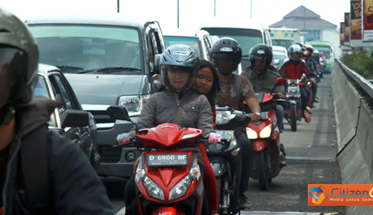Citizen6, Bandung: Kendaraan masih tetap mengantre di Jalan Pasopati, Bandung, Jawa Barat, Minggu (12/6). Antrean kendaraan harus terjadi hingga sepanjang dua kilometer. (Pengirim: Gerrard)