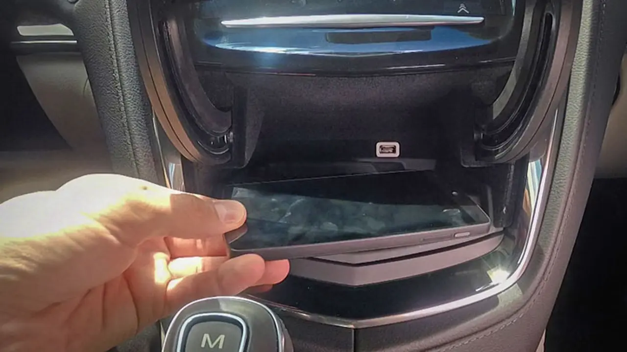 Nge-Charge Ponsel di Mobil Ini Tak Perlu Pakai Kabel