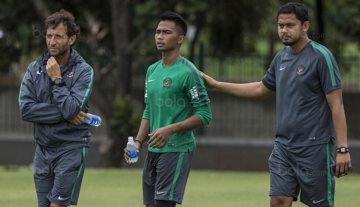 Pelatih Timnas Indonesia, Luis Milla, seusai berdiskusi dengan pemainnya, Bagas Adi, setelah latihan di Lapangan ABC Senayan, Jakarta, Jumat (19/1/2018). Pemusatan latihan ini dilakukan jelang Asian Games 2018. (Bola.com/Vitalis Yogi Trisna)