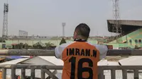 Mantan pesepak bola Persija, Imran Nahumarury memandangi Stadion Lebak Bulus sesaat sebelum dibongkar, Sabtu (25/7/2015). (Bola.com/Vitalis Yogi Trisna)