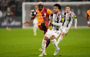 Duel Victor Osimhen dengan Weston McKennie di di laga Juventus vs Galatasaray di leg kedua playoff Liga Champions 2025/2026 di Allianz Stadium, Kamis (26/02/2026) dini hari WIB. (Fabio Ferrari/LaPresse via AP)