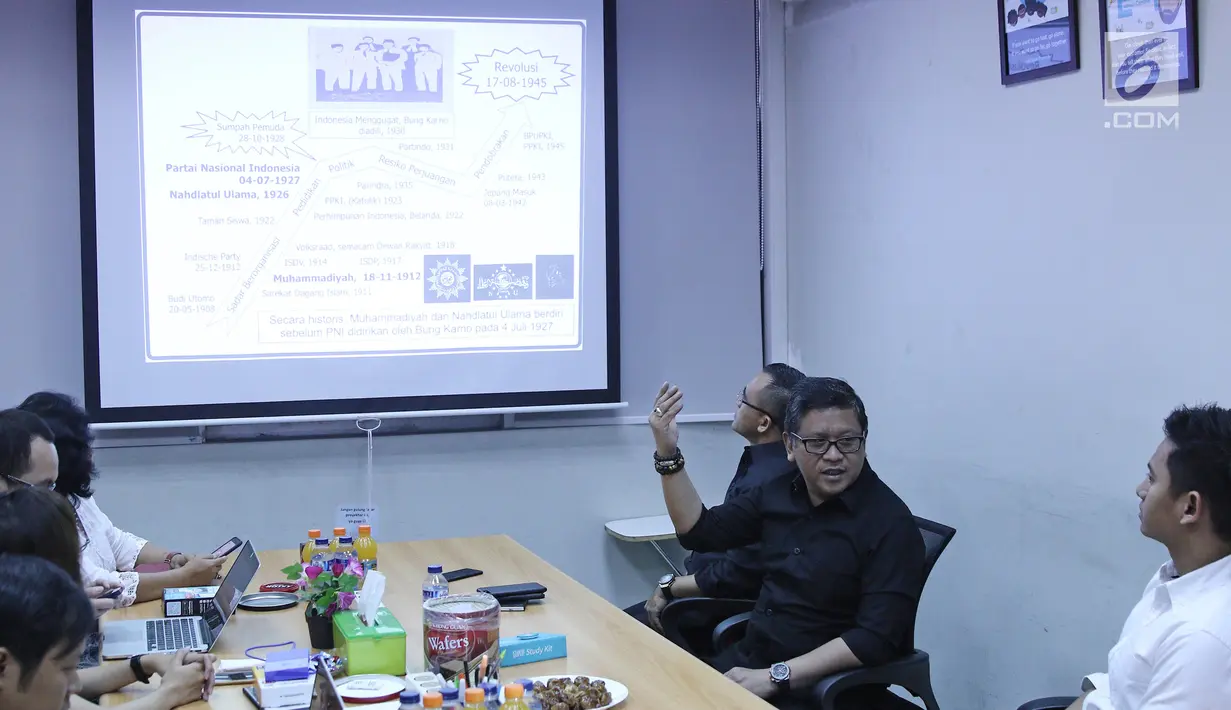 Suasana diskusi Sekjen PDIP Hasto Kristiyanto dengan jajaran ruangguru.com di Jakarta, Jumat (4/5). PDIP bekerja sama dengan ruangguru.com untuk mendidikan para kader partai mendalami nilai-nilai kebangsaan. (Liputan6.com/Herman Zakharia)